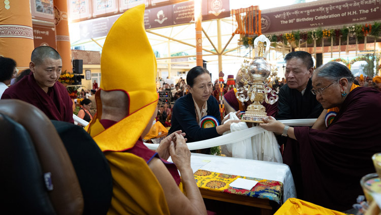 Seiner Heiligkeit dem Dalai Lama wird während der Feierlichkeiten anlässlich seines 90. Geburtstags nach dem tibetischen Mondkalender eine Auszeichnung überreicht, die ihn als „Unvergleichlichen spirituellen Lehrer des 21. Jahrhunderts“ ehrt. Hof des tibetischen Haupttempels, Dharamsala, HP, Indien, 30. Juni 2025. Foto: Tenzin Choejor.