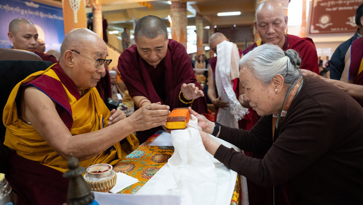 Kasur Jetsun Pema überreicht Seiner Heiligkeit dem Dalai Lama traditionelle Gaben während der Feierlichkeiten anlässlich seines 90. Geburtstags nach dem tibetischen Mondkalender im tibetischen Haupttempel in Dharamsala, HP, Indien, am 30. Juni 2025. Foto: Tenzin Choejor.