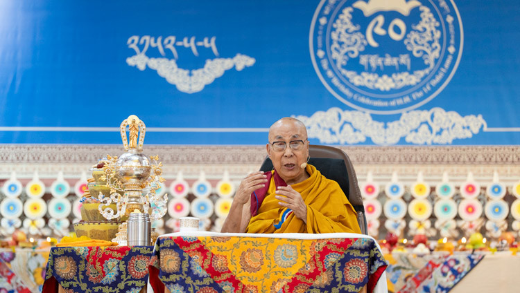 Seine Heiligkeit der Dalai Lama spricht zur Versammlung während der Feierlichkeiten anlässlich seines 90. Geburtstags nach dem tibetischen Mondkalender im Hof des tibetischen Haupttempels in Dharamsala, HP, Indien, am 30. Juni 2025. Foto: Tenzin Choejor.