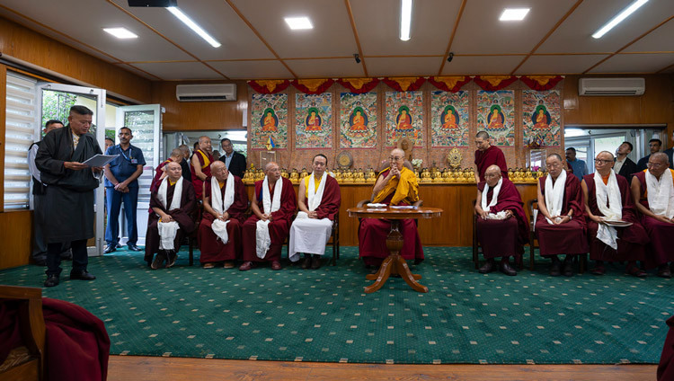 Sikyong Penpa Tsering bei seinen einleitenden Worten während des Treffens mit Seiner Heiligkeit dem Dalai Lama und den Teilnehmenden des 15. Treffens der tibetischen Religionsführer im Versammlungssaal von Seiner Heiligkeit Residenz in Dharamsala, HP, Indien, am 4. Juli 2025. Foto: Tenzin Choejor.