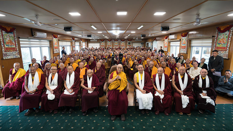 Seine Heiligkeit der Dalai Lama beim Gruppenfoto mit den Delegierten des 15. Treffens der tibetischen Religionsführer während ihres Treffens in seiner Residenz in Dharamsala, HP, Indien, am 4. Juli 2025. Foto: Tenzin Choejor.