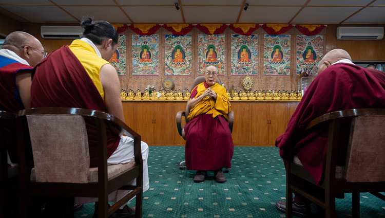 Seine Heiligkeit der Dalai Lama bei seiner Ansprache an die Versammlung während des Treffens mit den Delegierten des 15. Treffens der tibetischen Religionsführer im Tagungssaal seiner Residenz in Dharamsala, HP, Indien, am 4. Juli 2025. Foto: Tenzin Choejor.          Ask ChatGPT