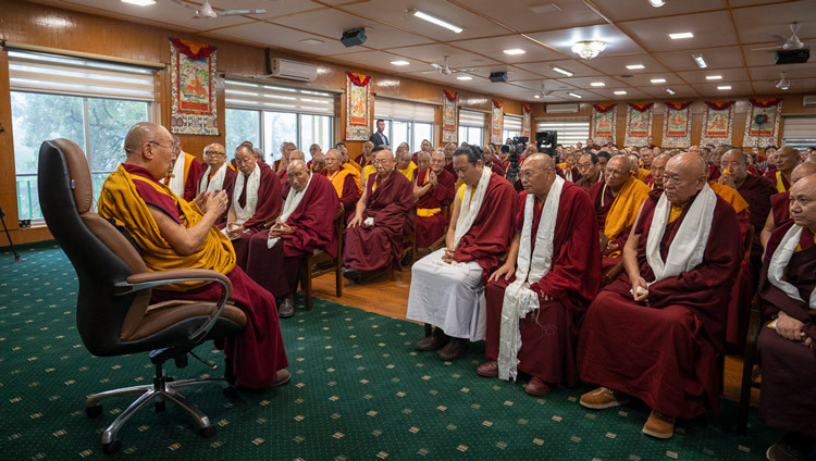 Seine Heiligkeit der Dalai Lama beim Treffen mit den Delegierten des 15. Treffens der tibetischen Religionsführer im Tagungssaal seiner Residenz in Dharamsala, HP, Indien, am 4. Juli 2025. Foto: Tenzin Choejor.