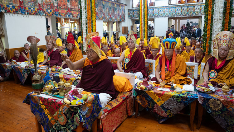 Sakya Gongma Trichen Rinpoché, der leitende Zeremonienmeister, beim Rezitieren von Gebeten für ein langes Leben Seiner Heiligkeit des Dalai Lama im tibetischen Haupttempel in Dharamsala, HP, Indien, am 5. Juli 2025. Foto: Tenzin Choejor.