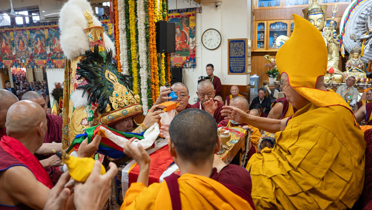 Das Nechung-Orakel bei der Darbringung von Gaben an Seine Heiligkeit den Dalai Lama während der Langlebensgebete im tibetischen Haupttempel in Dharamsala, HP, Indien, am 5. Juli 2025. Foto: Tenzin Choejor.