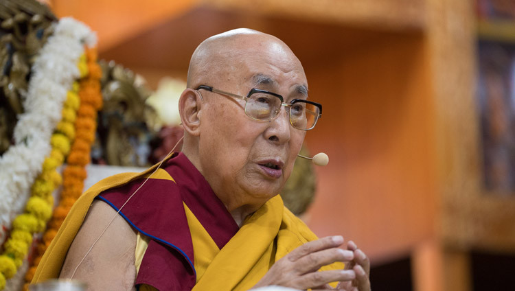 Seine Heiligkeit der Dalai Lama bei seiner Ansprache an die Versammlung während der Langlebensgebete im tibetischen Haupttempel in Dharamsala, HP, Indien, am 5. Juli 2025. Foto: Tenzin Choejor.