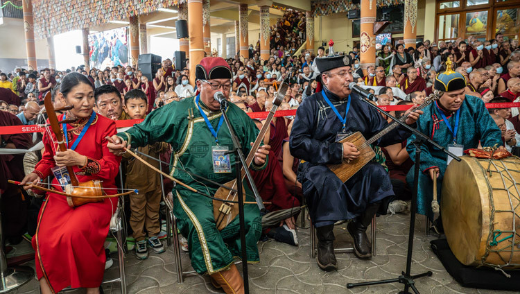Musiker aus der Mongolei beim Auftritt, als Seine Heiligkeit der Dalai Lama im Anschluss an die Langlebensgebete den tibetischen Haupttempel in Dharamsala, HP, Indien, am 5. Juli 2025 verlässt. Foto: Tenzin Choejor.