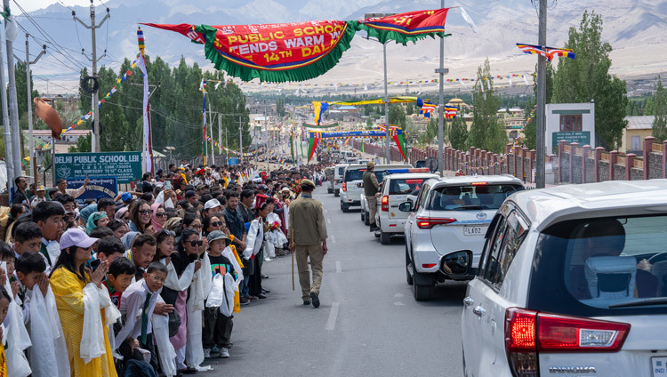 Der Konvoi Seiner Heiligkeit des Dalai Lama auf dem Weg zu seiner Residenz Shewatsel in Leh, Ladakh, Indien, am 12. Juli 2025. Foto: Tenzin Choejor