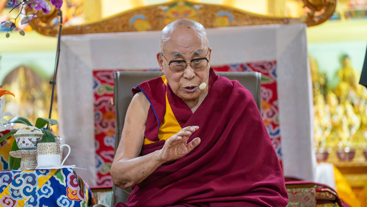 Seine Heiligkeit der Dalai Lama bei seiner Ansprache an die Versammlung in seiner Residenz Shewatsel in Leh, Ladakh, Indien, am 12. Juli 2025. Foto: Tenzin Choejor