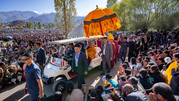 Seine Heiligkeit der Dalai Lama fährt mit einem Golfwagen von seiner Residenz zum Pavillon am Kalachakra-Unterweisungsplatz in Leh, Ladakh, Indien, am 17. August 2025. Foto: Tenzin Choejor