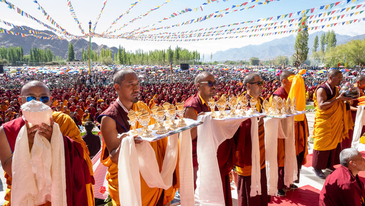 Mönche halten traditionelle Gaben für Seine Heiligkeit den Dalai Lama während der Langlebensgebete am Kalachakra-Unterweisungsplatz in Leh, Ladakh, Indien, am 17. August 2025. Foto: Tenzin Choejor