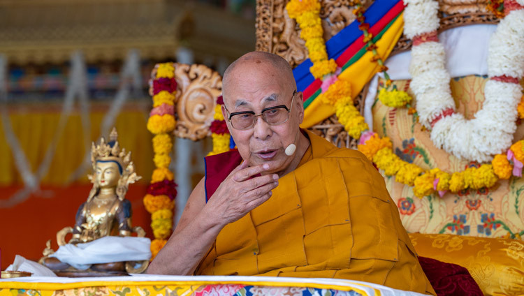 Seine Heiligkeit der Dalai Lama spricht die Versammelten während der Langlebensgebete am Kalachakra-Unterweisungsplatz in Leh, Ladakh, Indien, am 17. August 2025 an. Foto: Tenzin Choejor