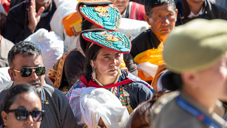 Teilnehmende hören den Worten Seiner Heiligkeit des Dalai Lama während der Langlebensgebete am Kalachakra-Unterweisungsplatz in Leh, Ladakh, Indien, am 17. August 2025 zu. Foto: Ehrw. Zamling Norbu