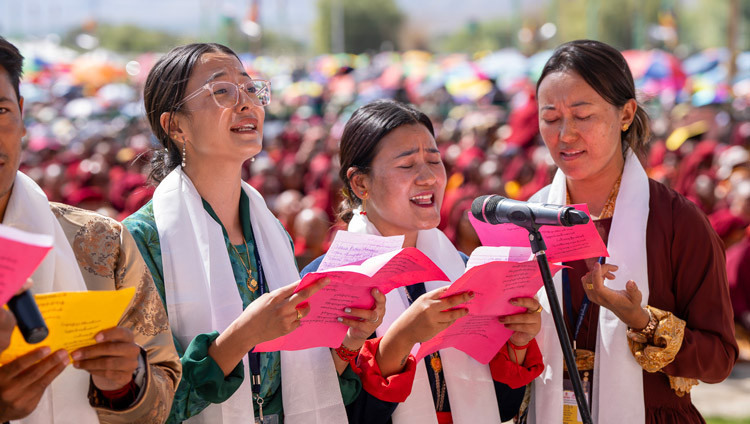 Mitglieder einer Gruppe ladakhischer Sänger und Musiker während ihrer Darbietung bei den Langlebensgebeten für Seine Heiligkeit den Dalai Lama am Kalachakra-Unterweisungsplatz in Leh, Ladakh, Indien, am 17. August 2025. Foto: Tenzin Choejor