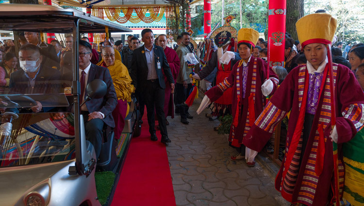 Seine Heiligkeit der Dalai Lama auf dem Weg zum tibetischen Haupttempel, um an den Gebeten für sein langes Leben teilzunehmen. Dharamsala, Indien, 31. Oktober 2025. Foto: Tenzin Choejor