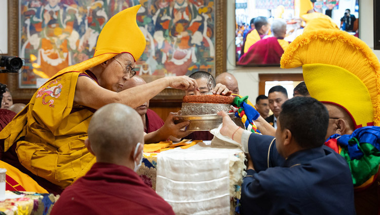 Thomtog Rinpoché leitet die Gebete für das lange Leben Seiner Heiligkeit des Dalai Lama im tibetischen Haupttempel. Dharamsala, Indien, 31. Oktober 2025. Foto: Tenzin Choejor