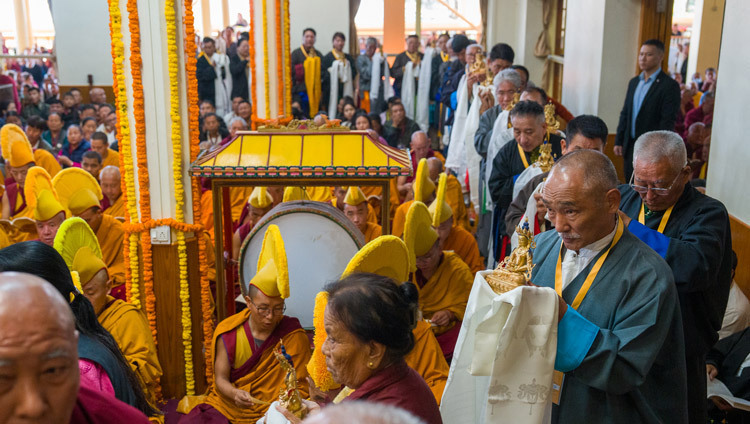 Eine Mandala-Gabe wird Seiner Heiligkeit des Dalai Lama während der Gebete für sein langes Leben im tibetischen Haupttempel dargebracht. Dharamsala, Indien, 31. Oktober 2025. Foto: Tenzin Choejor