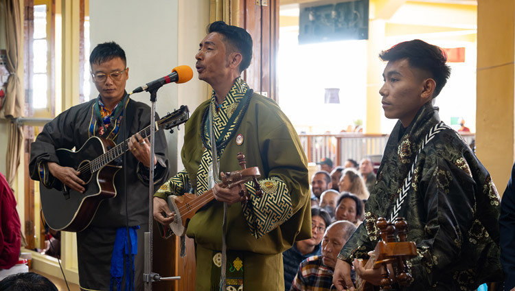 Mitglieder der Dhanglob-Gemeinschaft bringen während der Gebete für das lange Leben Seiner Heiligkeit des Dalai Lama im tibetischen Haupttempel Opfergaben dar. Dharamsala, Indien, 31. Oktober 2025. Foto: Tenzin Choejor