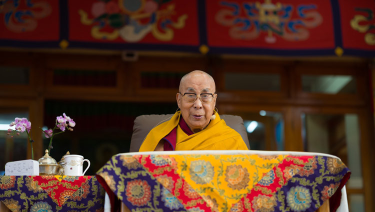 Seine Heiligkeit der Dalai Lama spricht während der Gebete für sein langes Leben zur Versammlung im Innenhof des tibetischen Haupttempels. Dharamsala, Indien, 11. November 2025. Foto: Tenzin Choejor