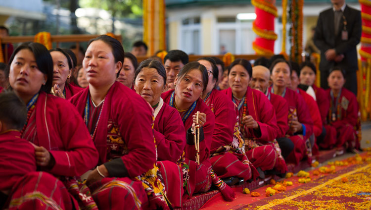 Teilnehmende aus Mön-Tawang hören den Worten Seiner Heiligkeit des Dalai Lama während der Gebete für sein langes Leben im Innenhof des tibetischen Haupttempels zu. Dharamsala, Indien, 11. November 2025. Foto: Tenzin Choejor