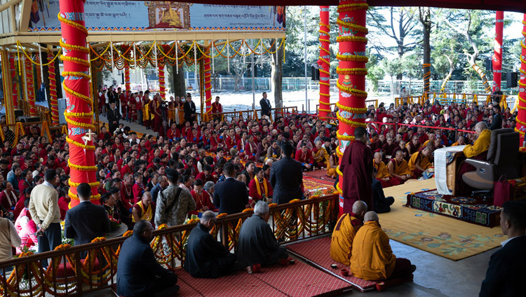 Blick auf den Innenhof des tibetischen Haupttempels während der Gebete für das lange Leben Seiner Heiligkeit des Dalai Lama, dargebracht von den Menschen aus Mön-Tawang. Dharamsala, Indien, 11. November 2025. Foto: Ven Zamling Norbu