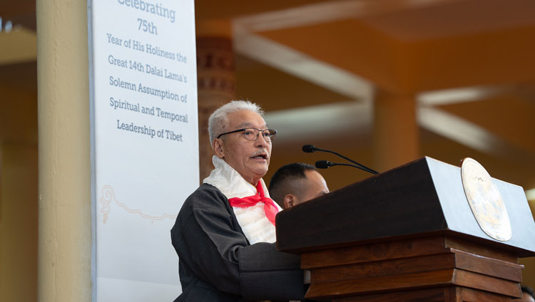 Tashi Namgyal, Vorsitzender des Organisationskomitees der ehemaligen Schüler, spricht während der Feierlichkeiten zum 75. Jahrestag der Übernahme der geistlichen und weltlichen Führung Tibets durch Seine Heiligkeit im Innenhof des tibetischen Haupttempels. Dharamsala, HP, Indien, 17. November 2025. Foto: Tenzin Choejor.