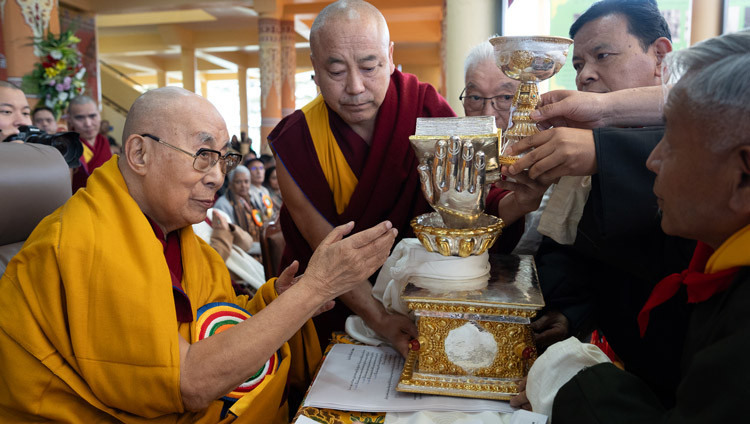 Ein Dankesgeschenk wird Seiner Heiligkeit dem Dalai Lama während der Feierlichkeiten zum 75. Jahrestag der Übernahme der geistlichen und weltlichen Führung Tibets im Innenhof des tibetischen Haupttempels überreicht. Dharamsala, HP, Indien, 17. November 2025. Foto: Tenzin Choejor.