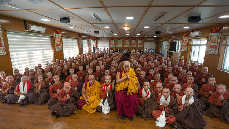 Seine Heiligkeit der Dalai Lama posiert nach dem Treffen mit Mönchen und Nonnen aus Taiwan für ein Gruppenfoto in seiner Residenz. Dharamsala, HP, Indien, 19. November 2025. Foto: Tenzin Choejor