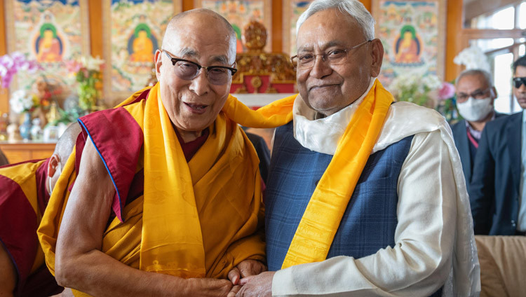 Seine Heiligkeit der Dalai Lama und Nitish Kumar, Ministerpräsident von Bihar, in Bodhgaya, Bihar, Indien, am 21. Dezember 2023. Foto: Tenzin Choejor