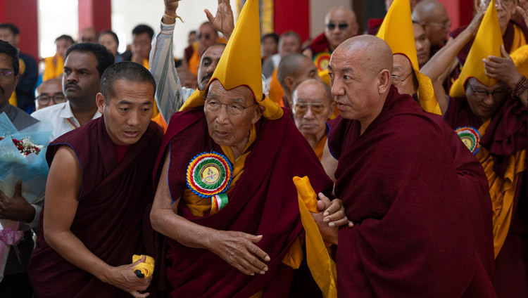 Der Ganden Tripa wartet darauf, Seine Heiligkeit den Dalai Lama bei seiner Ankunft im Kloster Drepung Gomang zu begrüßen. Mundgod, Karnataka, Indien, 12. Dezember 2025. Foto: Tenzin Choejor