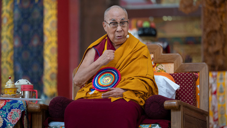 Seine Heiligkeit der Dalai Lama hält während der Begrüßungszeremonie im Kloster Drepung Gomang eine Ansprache an die Versammlung. Mundgod, Karnataka, Indien, 12. Dezember 2025. Foto: Ven Zamling Norbu