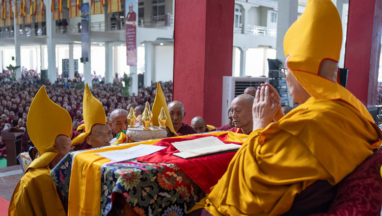 Ganden Tripa Lobsang Dorje bringt Seiner Heiligkeit dem Dalai Lama während der Ganden Ngamchö Feierlichkeiten im Kloster Drepung traditionelle Opfergaben dar. Mundgod, Karnataka, Indien, 14. Dezember 2025. Foto: Ven Zamling Norbu