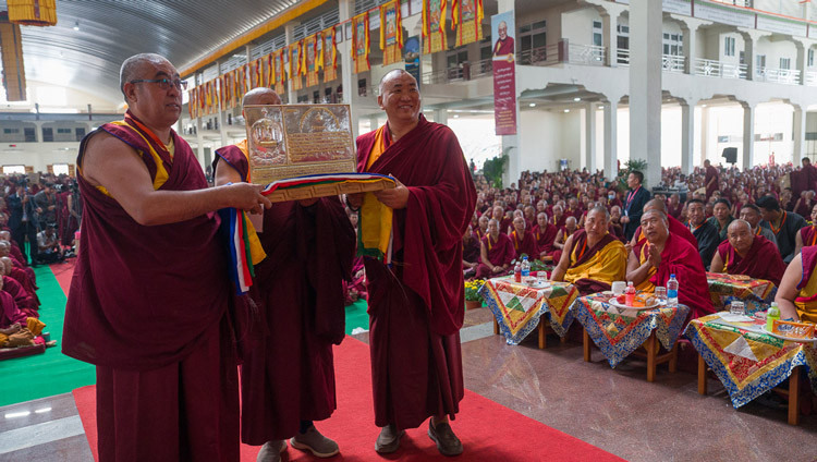 Vertreter der Gelugpa Buddhist Cultural Society halten eine Gedenkauszeichnung zu Ehren des 51. Jahrestages der offiziellen Verleihung des Geshé-Lharampa-Grades an Seine Heiligkeit den Dalai Lama während der Ganden Ngamchö Feierlichkeiten im Kloster Drepung. Mundgod, Karnataka, Indien, 14. Dezember 2025. Foto: Tenzin Choejor