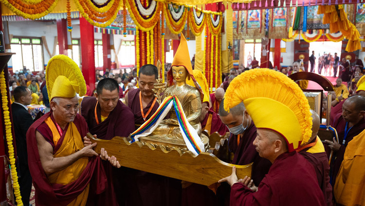 Eine Statue von Jamyang Chöjé wird Seiner Heiligkeit dem Dalai Lama von der Mönchsgemeinschaft von Drepung während des Programms in der Versammlungshalle von Drepung Lachi in Mundgod, Karnataka, Indien, am 24. Dezember 2025 dargebracht. Foto: Tenzin Choejor