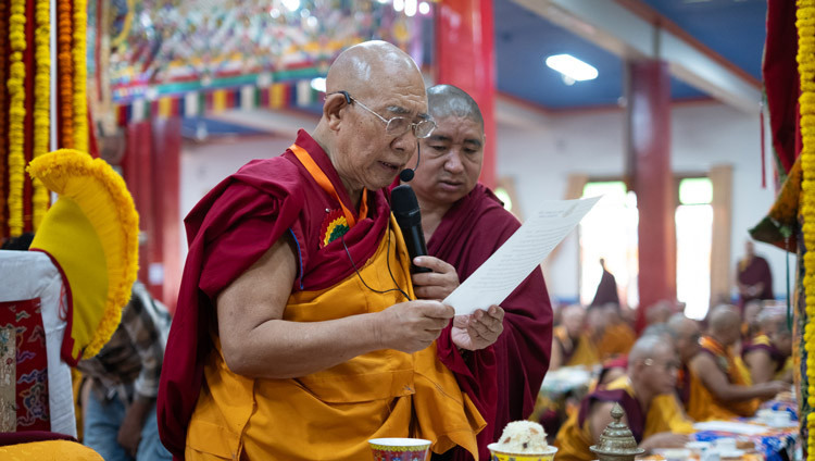 Der aktuelle Drepung Tripa (Thronhalter von Drepung), Togden Rinpoche, verliest die Entscheidung, Seine Heiligkeit den Dalai Lama zum Drepung Tripa zu erklären, während der Inthronisierungszeremonie in der Versammlungshalle von Drepung Lachi in Mundgod, Karnataka, Indien, am 24. Dezember 2025. Foto: Tenzin Choejor