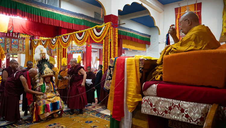 Das Nechung-Orakel nimmt gegenüber von Seiner Heiligkeit dem Dalai Lama Platz während der Langlebensgebete für Seine Heiligkeit in der Versammlungshalle von Drepung Lachi in Mundgod, Karnataka, Indien, am 24. Dezember 2025. Foto: Tenzin Choejor