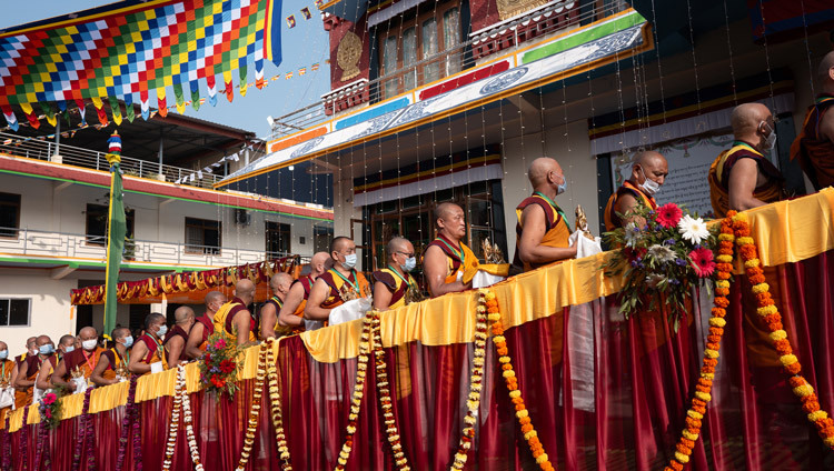 Eine Prozession von Mönchen, Nonnen und Gönnern mit Gaben steht in einer Reihe vor der Versammlungshalle von Drepung Lachi während der Langlebensgebete für Seine Heiligkeit den Dalai Lama in Mundgod, Karnataka, Indien, am 24. Dezember 2025. Foto: Tenzin Choejor
