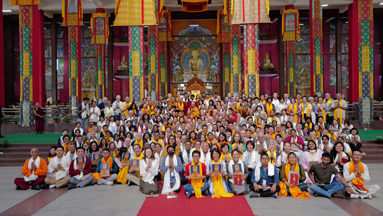 Gruppenfoto von Geshe Dorjee Damdul und seinen Studenten mit Seiner Heiligkeit dem Dalai Lama in Mundgod, 16. Januar 2026. (Foto: Tenzin Choejor)