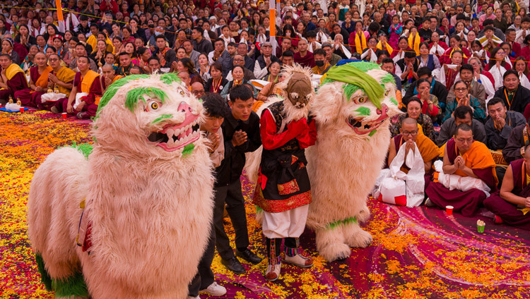 Bildunterschrift: Schneelöwen-Tänzer beobachten die Ankunft Seiner Heiligkeit des Dalai Lama in Gaden Lachi zur Teilnahme an den Langlebensgebeten in Mundgod, Karnataka, Indien, am 21. Januar 2026. (Foto: Tenzin Choejor)