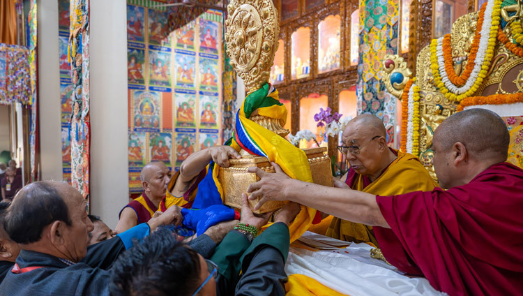 Vertreter der tibetischen Siedlung Doeguling überreichen Seiner Heiligkeit dem Dalai Lama während der Langlebensgebeten in Gaden Lachi ein Rad des Dharma, Mundgod, Karnataka, Indien, 21. Januar 2026. Foto: Tenzin Choejor