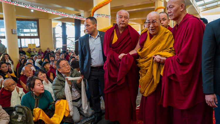 Gemini said Seine Heiligkeit der Dalai Lama trifft am Haupttempel in Dharamsala, HP, Indien, ein, um an den Langlebensgebeten teilzunehmen, die ihm von ehemaligen tibetischen politischen Gefangenen und der Lhasa Boys’ Association am 23. Februar 2026 dargebracht werden. Foto: Tenzin Choejor