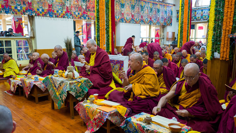 Kundeling Rinpoche leitet die Langlebensgebete für Seine Heiligkeit den Dalai Lama im Haupttempel in Dharamsala, HP, Indien, am 23. Februar 2026. Foto: Tenzin Choejor