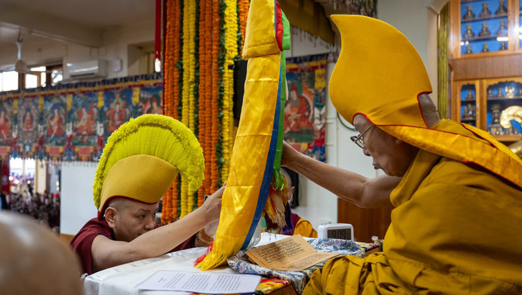 Kundeling Rinpoche überreicht Seiner Heiligkeit dem Dalai Lama einen Langlebenspfeil während der Langlebensgebete im Haupttempel in Dharamsala, HP, Indien, am 23. Februar 2026. Foto: Ven Zamling Norbu