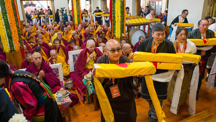 Eine Prozession von Menschen mit Opfergaben zieht an Seiner Heiligkeit dem Dalai Lama während der Langlebensgebete im Haupttempel in Dharamsala, HP, Indien, am 23. Februar 2026 vorbei. Foto: Tenzin Choejor
