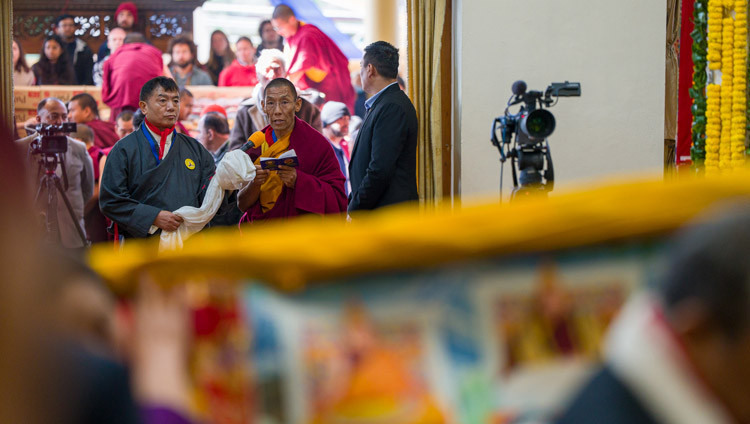 Ein Mönch des Klosters Namgyal verliest während der Langlebensgebete im Haupttempel in Dharamsala, HP, Indien, am 23. Februar 2026 eine Hommage-Erklärung für Seine Heiligkeit den Dalai Lama. Foto: Tenzin Choejor