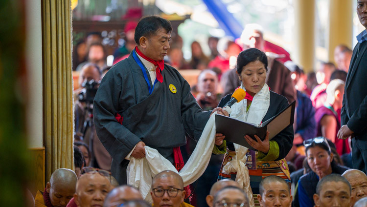Ngawang Sangdrol hält ihre Rede während der Langlebensgebete im Haupttempel in Dharamsala, HP, Indien, am 23. Februar 2026. Foto: Tenzin Choejor