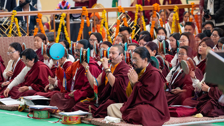 Eine Gruppe von Laienpraktizierenden aus Arunachal Pradesh führt während der Langlebensgebete für Seine Heiligkeit den Dalai Lama im Hof des tibetischen Haupttempels in Dharamsala, HP, Indien, am 11. März 2026 Rituale durch. Foto: Ven Zamling Norbu