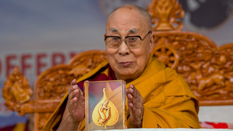 Seine Heiligkeit der Dalai Lama mit dem Karuna Ratna, das ihm von der Core Group for the Tibetan Cause—India während der Langlebensgebete im Hof des tibetischen Haupttempels in Dharamsala, HP, Indien, am 11. März 2026 dargebracht wurde. Foto: Tenzin Choejor