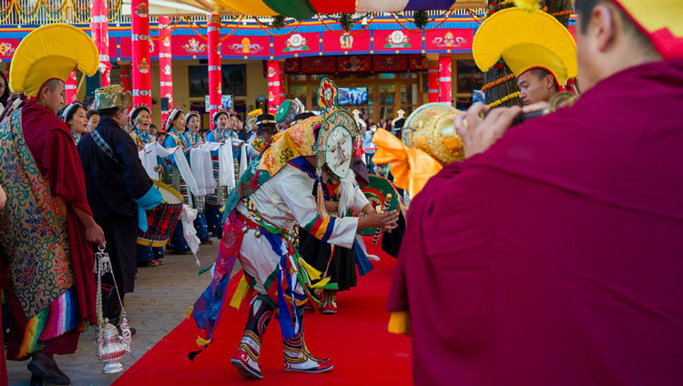 Sängerinnen und Tänzerinnen empfangen Seine Heiligkeit den Dalai Lama bei seiner Ankunft zum Langlebensgebet im tibetischen Haupttempel in Dharamsala, HP, Indien, am 22. April 2026. Foto: Tenzin Choejor