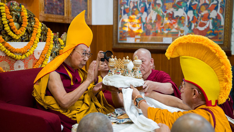 Namgyal-Klosterabt Lobsang Samten überreicht Seine Heiligkeit dem Dalai Lama während des Langlebensgebets Opfergaben im tibetischen Haupttempel. Dharamsala, HP, Indien, 22. April 2026. Foto: Tenzin Choejor